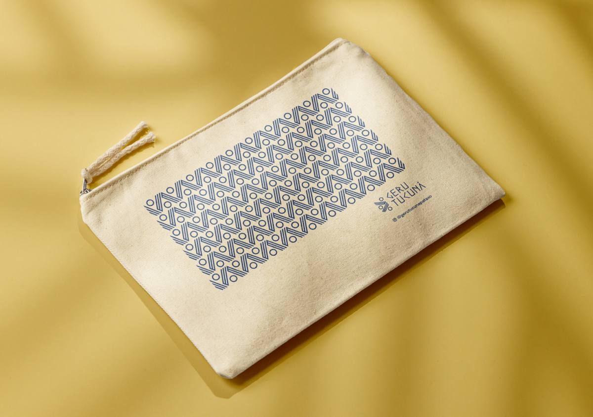Pouch with the graphic pattern.