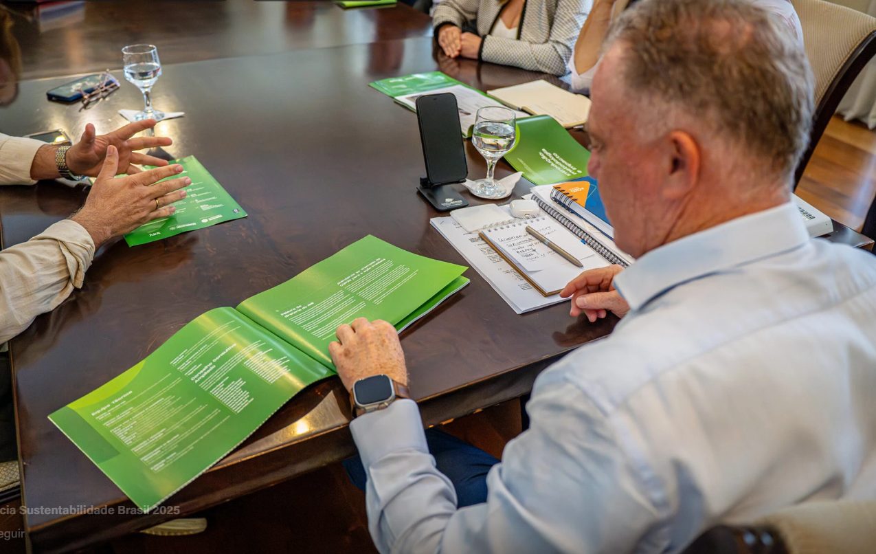 Renato Casagrande, former governor of Espírito Santo, receives the material to be taken to COP 30.